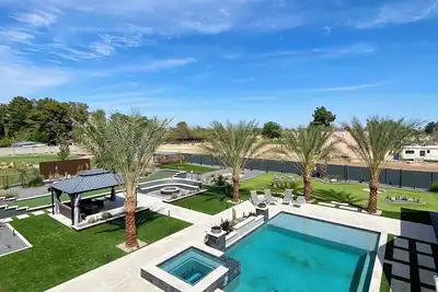 Image de Entertainers Paradise! - Events or Stays! - Resort Vibes - Pool/Spa - Games!