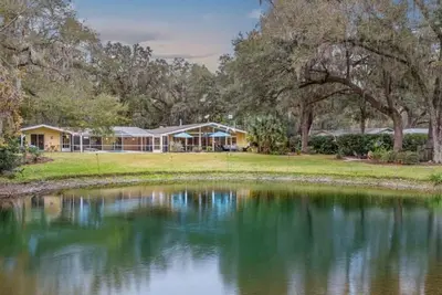 Image de The Pond House! Large Pool, 10 sleeps, Pool Table, Firepit, 10 min Uf