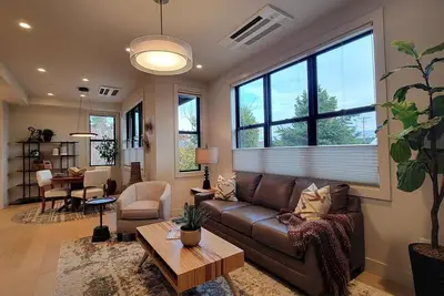 Image de Luxury condo with king bedroom, two bathrooms, full kitchen.