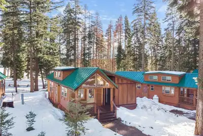 Image de Hyatt Prairie Cabin offers views and a two person Hot Tub! Both bedrooms have a queen size bed.