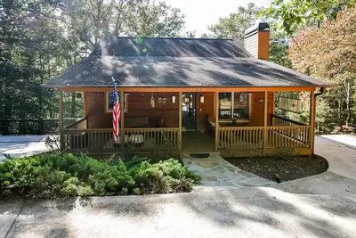 Image de Secluded bohemian cabin with front porch, hot tub, and resort amenities