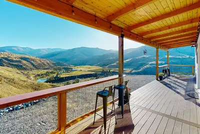 Image de Methow River Ranch home with river access & beautiful deck - dog-friendly