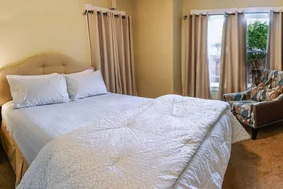 Image de 5 bedroom historic home with brand new furnishings, and is perfect for up to 14 guests.