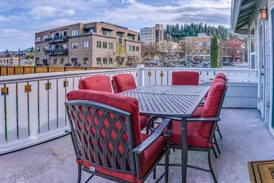 Image de Pioneer Mega 3 vacation homes offering 8 Bedrooms, 5 bathrooms, laundry, Tv, and kitchens.