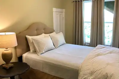 Image de 3 bedrooms include a king and two queen size beds, 2 bathrooms, and kitchenette.