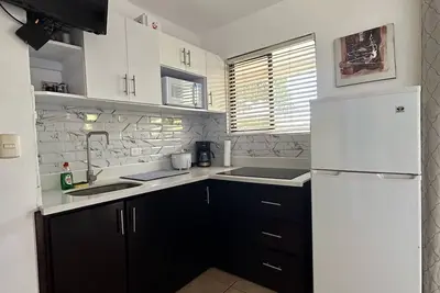 Image de Welcome to a Charming 2-Bedroom Condo-Pool View