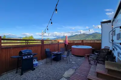 Image de 4 units includes two cottages and two trailers with king and queen beds, kitchens, and dining areas.