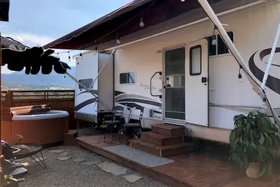 Image de Cottage features a queen-sized bed, dining area, and full kitchen.