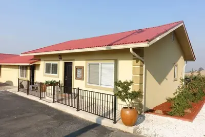 Image de Cottage 1 offers a king-sized bed, dining area, full kitchen, hot tub.