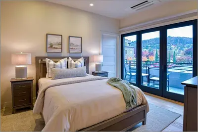 Image de Luxury condo with 2 bedrooms/2 bathrooms, sleeper sofa, full kitchen.