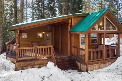 Image de 2 bedroom cabin, huge deck, lodge-style furnishings.