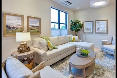 Image de Luxury condo with king bedroom, two bathrooms, full kitchen.