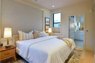 Image de Entire 2nd floor of Plaza North with 3 separate suites each with its own kitchen and bedrooms.