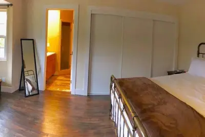 Image de 3 bedrooms all with queen-size beds, and 2 bathrooms.