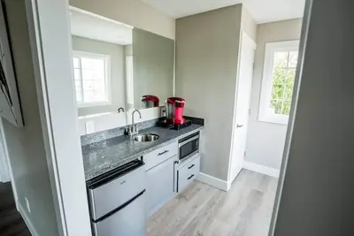 Image de 1 bedroom with king-size bed and one bathroom and Murphy Bed in the living room.