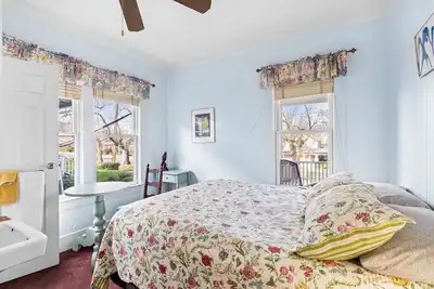 Image de Anne Hathaway, 8 bedrooms, 9 bathrooms, a commercial kitchen and dining room.