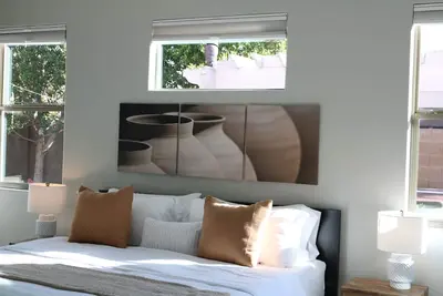 Image de Newly- remodeled modern home.