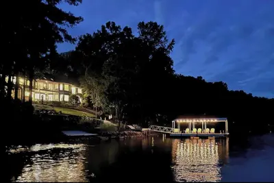 Image de Lake Point Haven with Dock