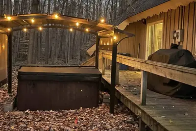 Image de Rustic Chalet Retreat w/ Hot Tub