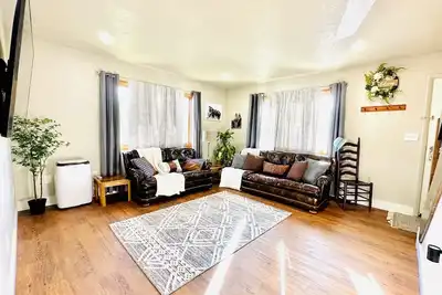 Image de Skip the hotel! Mountain view near downtown Cody! Decorated for Christmas! 🎄