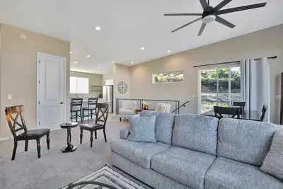 Image de *New Listing! * Central to Everything!