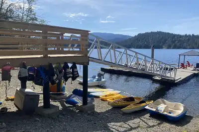 Image de Lakefront -w- Hot Tub  100+yr Old Railway Cottage