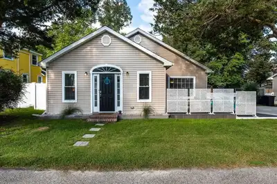 Image de Salty Pup. New, spacious, renovated house! Pet Friendly large fenced yard!