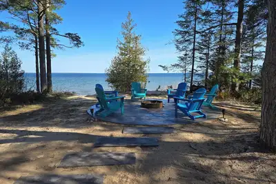 Image de Freighter View: Lake Huron Charm with Modern Comforts Your Home on Lake Huron's Waterfront