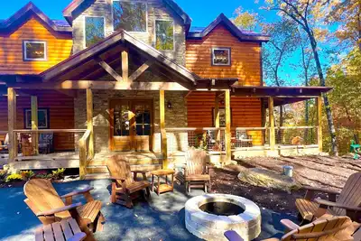 Image de Lazy Bear Lodge: Free Attraction Tickets, Hot Tub & Theater Room