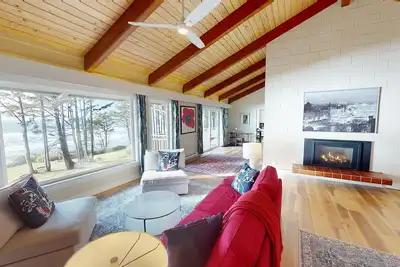 Image de Ocean Front! Estate House with 3 Units Sleeps 12!