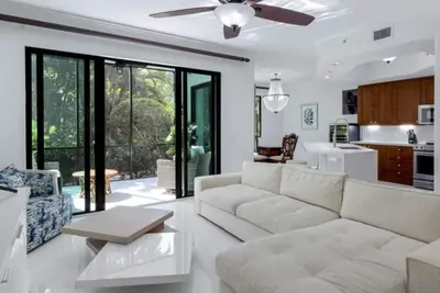 Image de Renovated, 2pm check-in, 11a checkout, 1stfloor private unit, close to 5th ave&beach