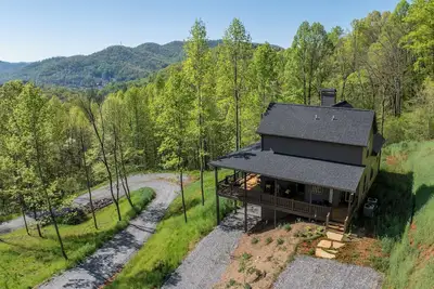 Image de Rosey Hazel - Stunning Mountain Views!