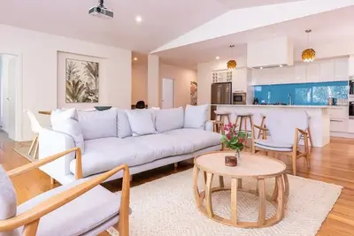 Kailani Spacious and Stylish at Smith's Lake