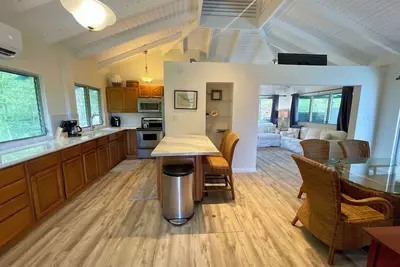 Image de Jj's-Spacious Home w/ Open Floor Plan & Pool!