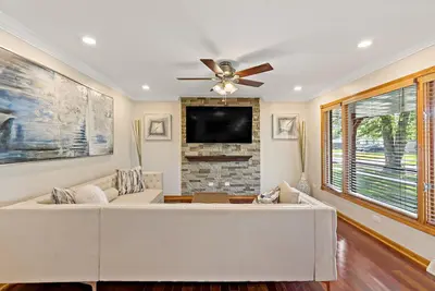 Image de Munster Hideaway, near chicago. Luxurious Living fully Furnished to impress you!