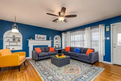 Image de Clean & Happy beachvibes! Great yard & Firepit out back! Some pets welcome!