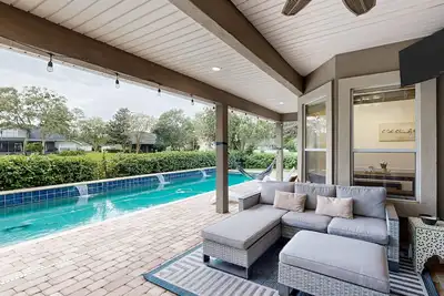 Image de Picture-perfect getaway with saltwater pool, outdoor bar, grill & soaking tub