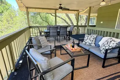 Image de The River House: treehouse vibes and stylish comfort!