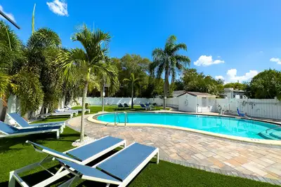 Image de Affordable studio with 2 queen beds in a vibrant shared complex