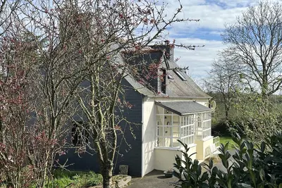 Image de A beautiful house set in a mature enclosed private garden