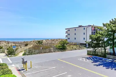 Image de North Oc Oceanside Condo Just Steps from the Beach