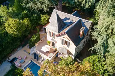 Image de Villa d'époque1900 sur son grand parc boisé piscine privée dans village
