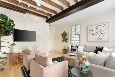 Image de Charming 5 Bedroom House - 1 Block to King Street