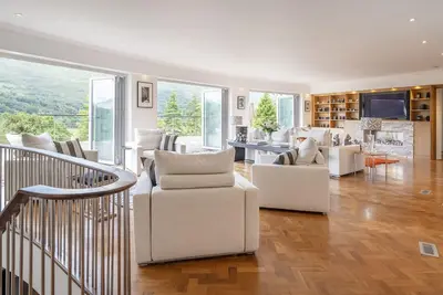 Image de luxury house with stunning views from every room in a quiet glen