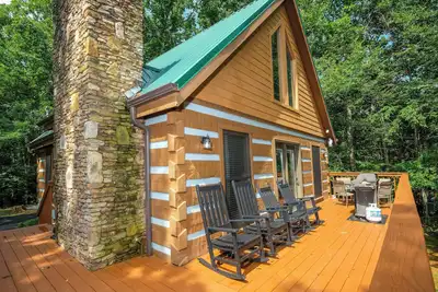 Image de Adorable 2br log cabin w/ games, hot tub, and firepit!