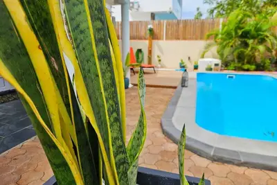 Image de Élégante Villa Tropicale avec Piscine et Terrasses. Proche plage.