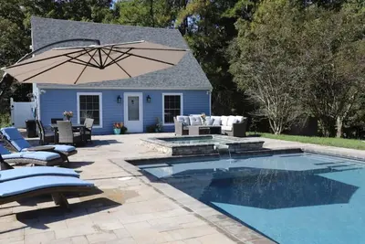 Image de Beautiful Newly Renovated 2 Br cottage w/pool\n
