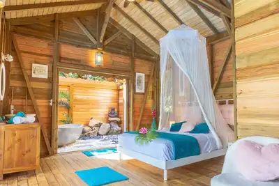 Image de Cabane d'exception Jungle Lodge piscine privée et baignoire en pierre. . .