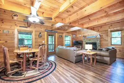 Image de Cozy Cabin Escape 7mins to Pigeon Forge! Hot tub