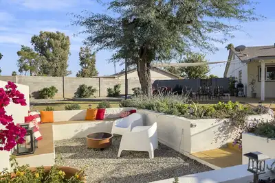 Image de Garden House with 2 Kings, Playroom, and Pool!